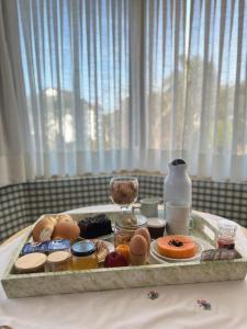 a tray with eggs and other food on a table at Pousada Pattis in Treze Tílias