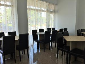 uma sala de conferências com mesas, cadeiras e janelas em Hotel Mihaela em Mamaia