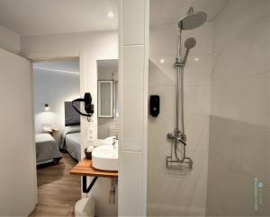 La salle de bains est pourvue d'une douche et d'un lavabo. dans l'établissement Margaritas 21 Rooms, à Tarifa
