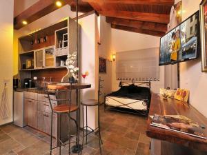 una cocina con barra y una cama en una habitación en סחלב פראי Wild Orchid Luxury Suites en Kefar Weradim