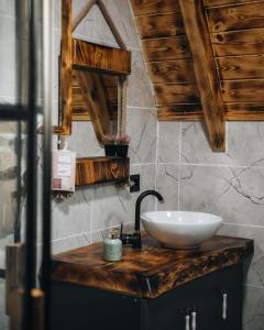 a bathroom with a sink on a wooden counter at Ömra bungalov in Pazar