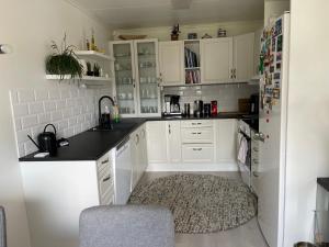 Dapur atau dapur kecil di Leilighet med 2 soverom