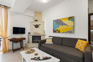 TV a/nebo společenská místnost v ubytování Private apartment in Kalamaki, Chania