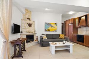 TV a/nebo společenská místnost v ubytování Private apartment in Kalamaki, Chania