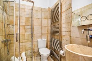 A bathroom at Private apartment in Kalamaki, Chania