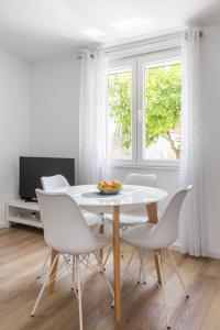 Posezení v ubytování Tonina - house with terrace, jacuzzi, free parking