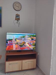 Televízia a/alebo spoločenská miestnosť v ubytovaní Apartment Agava, 200m from Kamenjak, own terrace, garden and parking, new kitchen + 9 fotografií
