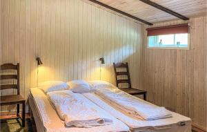 Säng eller sängar i ett rum på Stunning Home In Ronneby With Kitchen