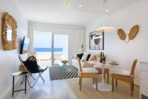 uma sala de estar com mesa e cadeiras em La Vida Oceana em Costa Teguise