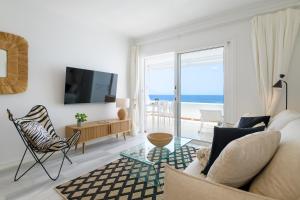 ein Wohnzimmer mit Meerblick in der Unterkunft La Vida Oceana in Costa Teguise