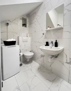 Baño blanco con lavabo y aseo en Studio apartman Perla en Split