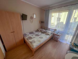 弗瓦迪斯瓦沃沃的住宿－Joasia，一间小卧室,配有床和窗户