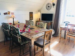 a dining room with a wooden table and chairs at Villa Kunterbunt in Härkingen