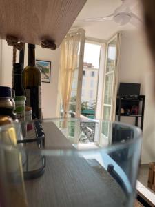 einen Tisch mit einer Flasche Wein und einem Glas in der Unterkunft La payotte du Vieux Port in Marseille