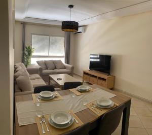 Télévision ou salle de divertissement dans l'établissement Aida village