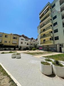 een binnenplaats met betonnen planten voor een gebouw bij Daily Apartment in Tirana
