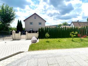 a yard with a house and a fence at Blackforest FeWo in Freudenstadt