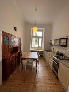 una cocina con mesa y ventana. en H. Kloss Rooms, en Łódź