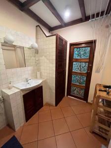 uma casa de banho com um lavatório, um espelho e uma janela em H. Kloss Rooms em Lódź