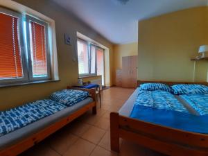 Ένα ή περισσότερα κρεβάτια σε δωμάτιο στο Pokoje Gościnne Ibiza