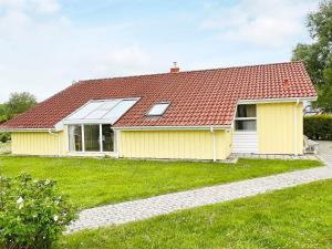 una casa gialla con tetto rosso di Four-Bedroom Holiday home in Otterndorf 13 a Otterndorf