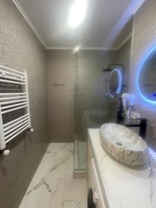La salle de bains est pourvue d'un grand lavabo sur un comptoir. dans l'établissement Sano's Home, à Koutaïssi