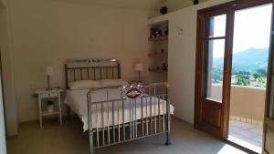 MesariáにあるLovers' Nestのベッドルーム1室(ベッド1台、大きな窓付)