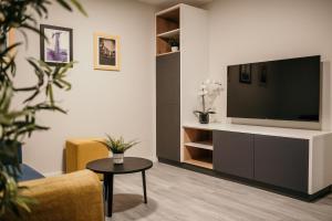 Телевизор и/или развлекательный центр в Hotel Lux Melide