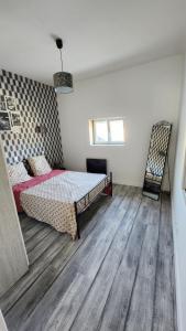 - une chambre avec un lit et du parquet dans l'établissement Maison Provence, proche Avignon, à Sorgues