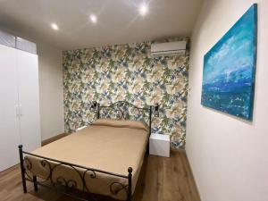 1 dormitorio pequeño con 1 cama en una habitación en The First apartment en Cinisi