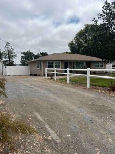 una cerca blanca frente a una casa en Wine Country - Country home 