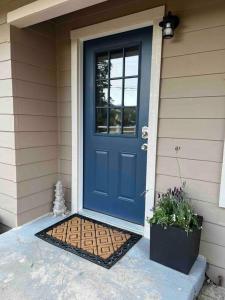 的住宿－Wine Country - Country home，一座种植盆栽植物的房子上的一扇蓝色门