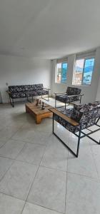 Uma área de estar em Hotel Bayadera Real