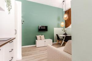 sala de estar con sofá y mesa en Japandi, Appartamento Zona Porto Mediceo Livorno en Livorno
