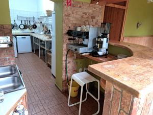 eine Küche mit einer Arbeitsplatte in der Küche in der Unterkunft Vila v Modre-Harmónii in Modra