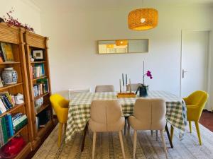 a dining room with a table and chairs at Cascais Alvide Guesthouse in Cascais