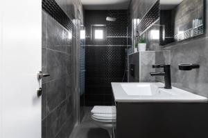 uma casa de banho com um lavatório branco e um WC. em By Eezy - דירת חדר שינה אחד ומרפסת מודרנית במיקום מעולה Ashram 8 em Eilat