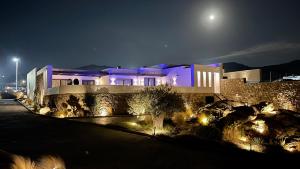 um edifício com luzes à frente à noite em Mykonos Best Villa, Luxe Escape with Private Pool em Klouvas