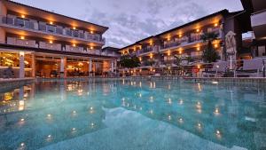 una gran piscina frente a un hotel en Sarantis Hotel en Chanioti