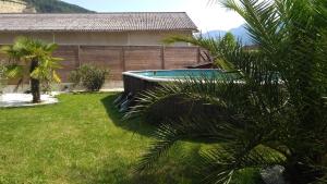 En hage utenfor Maison avec piscine entre Chartreuse et Vercors