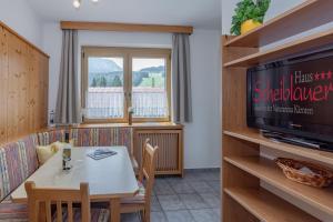 comedor con mesa y TV en Haus Scheiblauer en Tröpolach