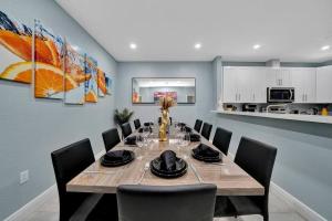 フォート・ローダーデールにあるLuxury Duplex in Heart of Fort Lauderdale Near The Beachの木製のテーブルと椅子のあるダイニングルーム +36枚の写真