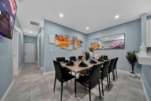 フォート・ローダーデールにあるLuxury Duplex in Heart of Fort Lauderdale Near The Beachのダイニングルーム(テーブル、黒い椅子付)