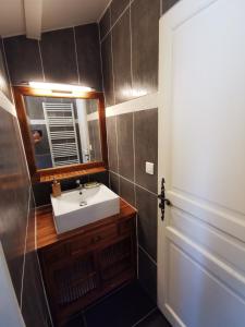 bagno con lavandino e specchio di Les volets bleus a Doudrac