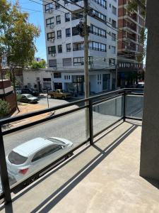 een witte auto geparkeerd op een balkon van een gebouw bij Superiority 2 in Junín