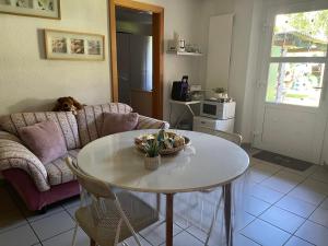 - un salon avec une table et un canapé dans l'établissement CASA STEFANIA con giardino a LUGANO, à Grancia