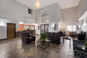 a living room with couches and a table at Quality Inn & Suites in Junction