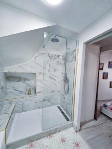 baño con ducha y puerta de cristal en Le Willow, en Châteauneuf-du-Pape