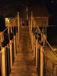 uma ponte de madeira sobre um rio à noite em Gürgen House em Cayeli
