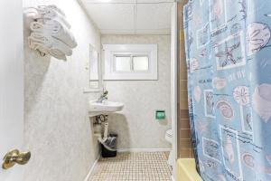 ein Badezimmer mit Waschbecken, Toilette und Dusche in der Unterkunft Tides Motel - Hampton Beach in Hampton + 23 Fotos